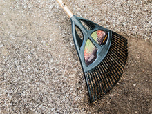 Load image into Gallery viewer, Fiskars Classic Large Leaf Rake